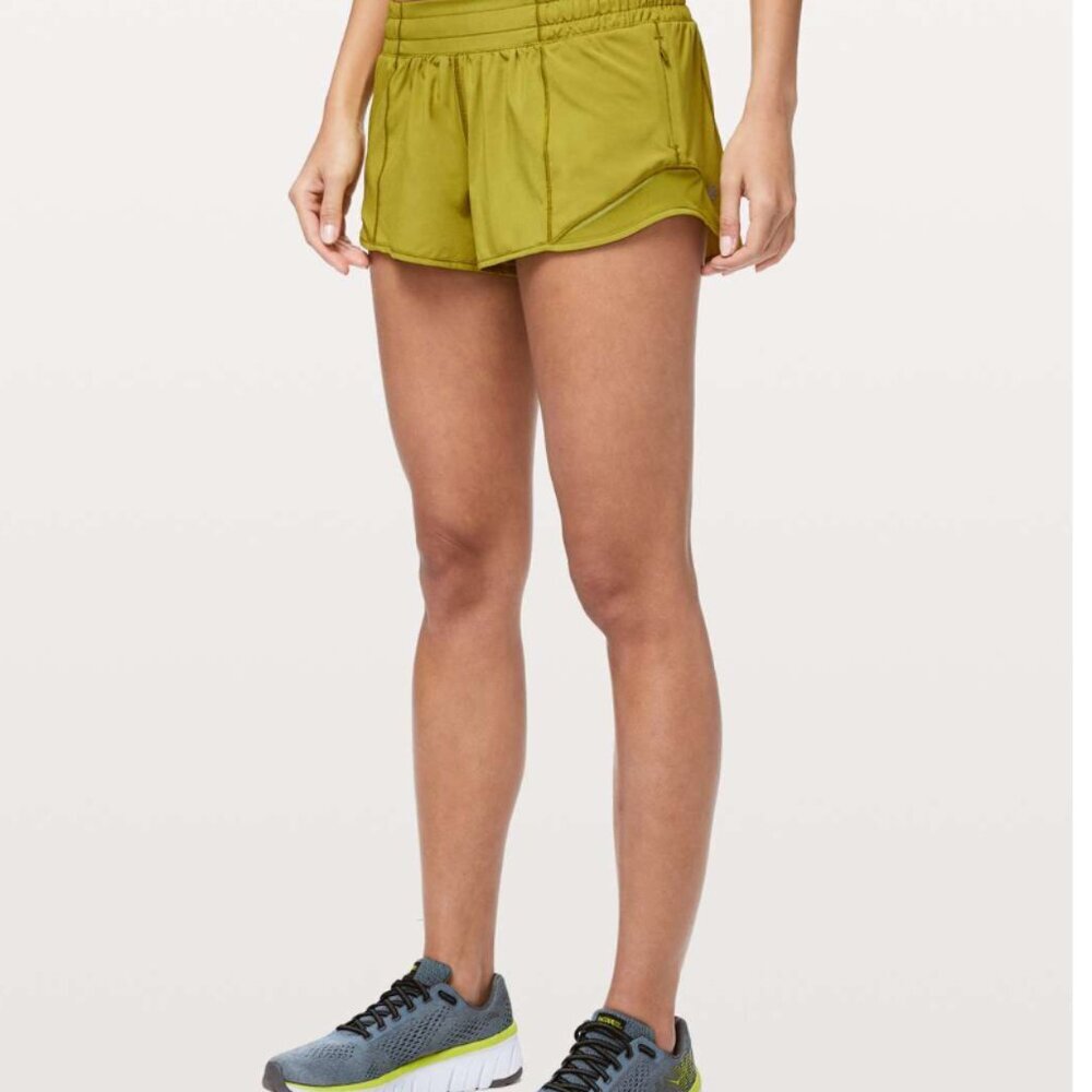 Lululemon Hotty Hot Short II *2.5" Golden Lime